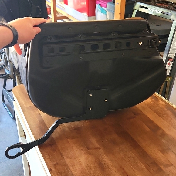 Genuine Harley 07-17 Softail Fatboy Detachable Leather Single Saddlebag - Picture 5 of 5